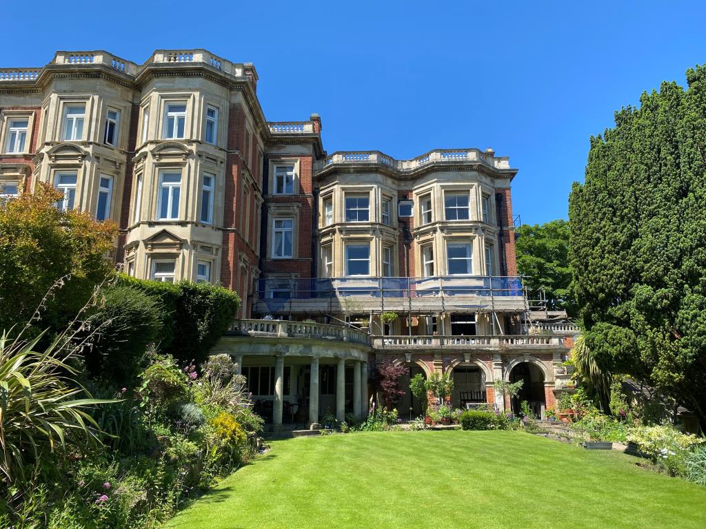 Lot: 20 - SELF-CONTAINED FLAT IN ATTRACTIVE BUILDING -